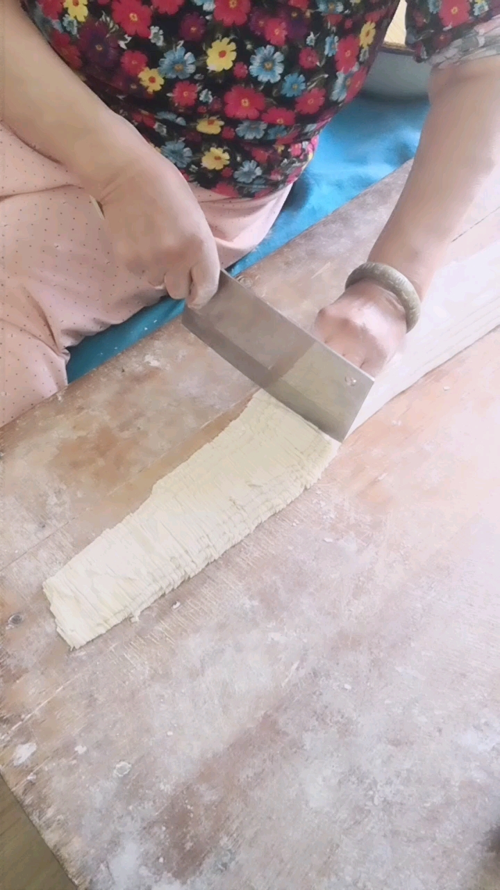 看这87的老太太 切面条