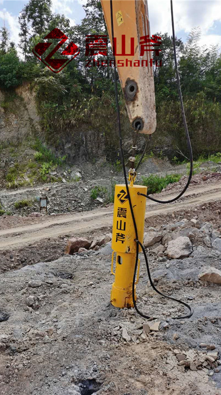 岩石分裂机设备多少钱一套    震山斧劈裂机施工现场视频