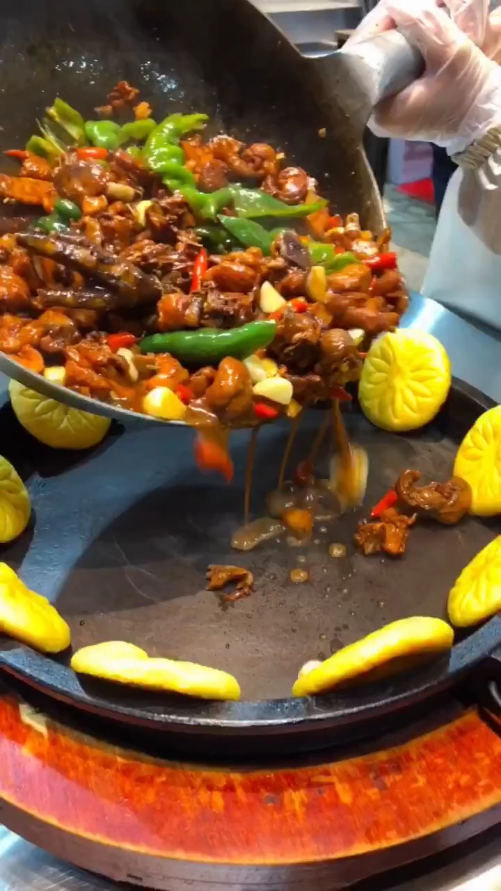 铁锅炒鸡