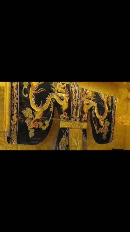 为何秦始皇穿黑龙袍,其他皇帝大多穿黄龙袍?专家:他们不敢穿