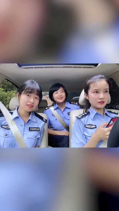 警花小姐姐:快看,这身段这手法厉害了,咱们赶紧去搭个讪吧!