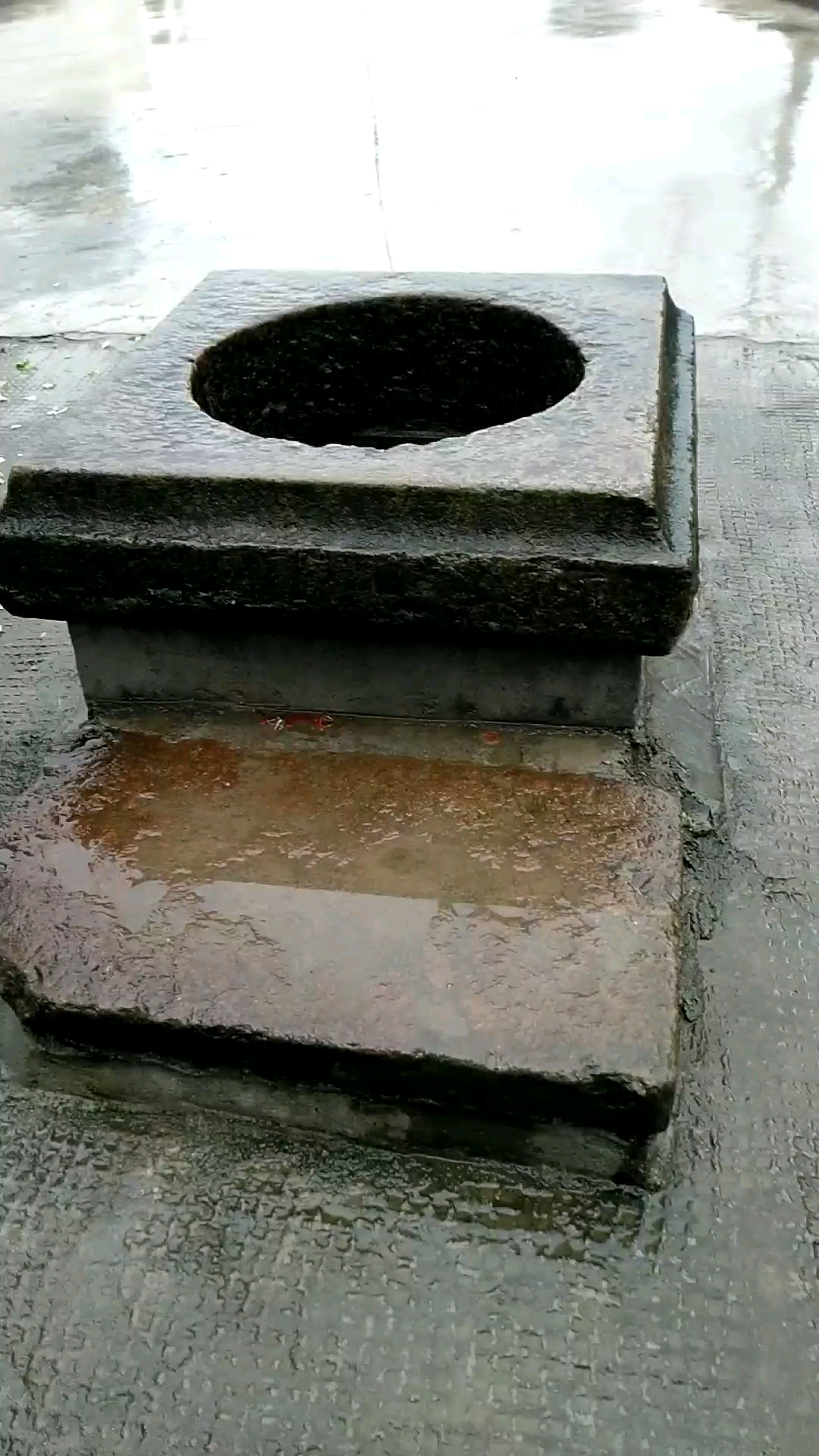 在农村发现一口古井,造型古朴.