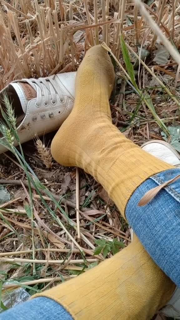 小白鞋里都是泥,对象还不知道给哪旮瘩泡人家类小媳妇类.