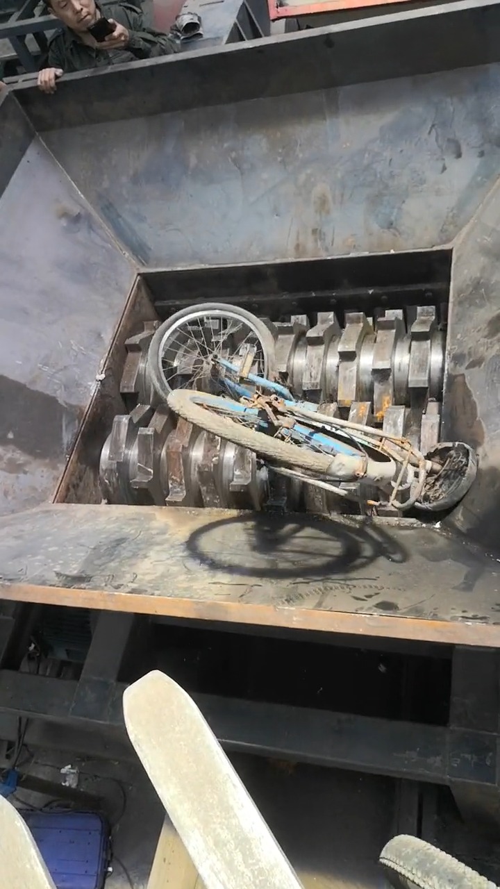废铁撕碎机#废铁撕碎机,粉碎处理自行车,废铁回收神器