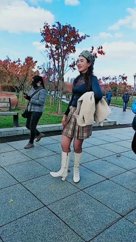 蝴蝶步走起来红格子丹丹曳舞