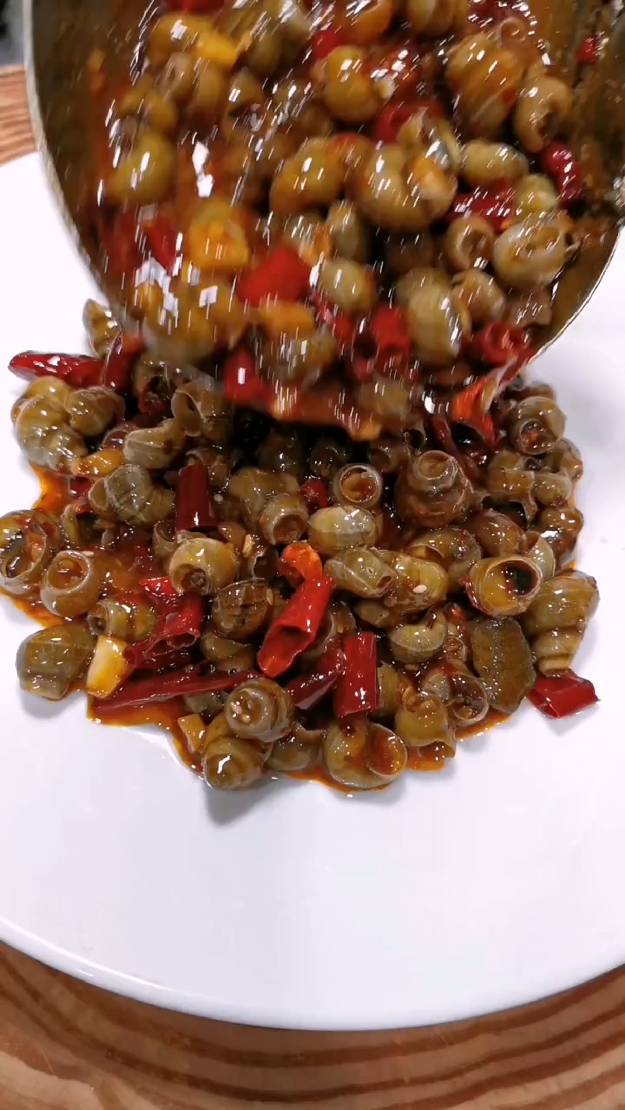 夏季夜市必备下酒菜口味田螺,麻辣爽口,好吃到爆唯一缺点有点费酒-度