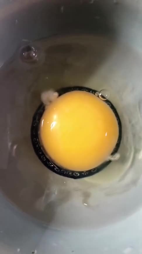 活了30多年,才知道蛋黄里面的白色絮状物是啥东西,每次都要挑出来!