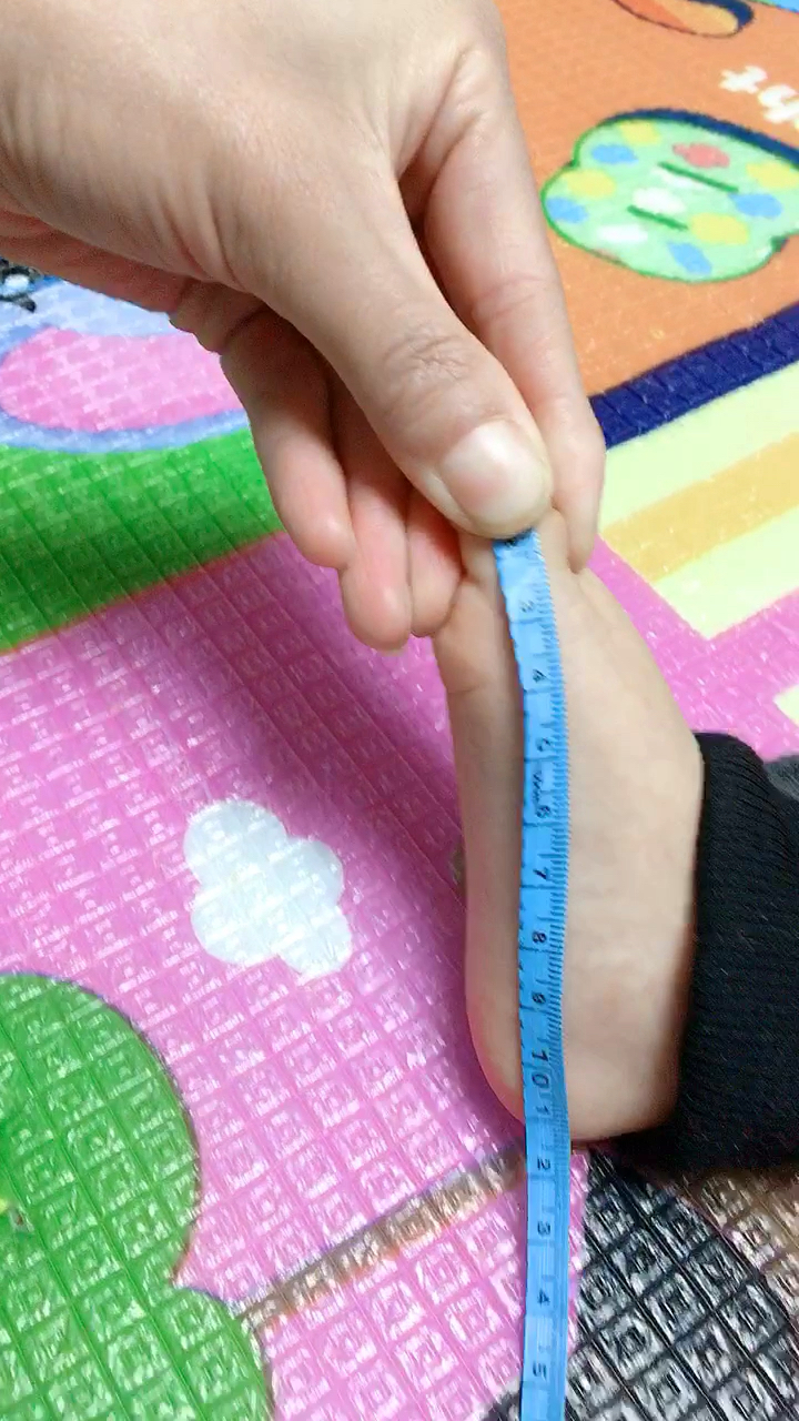 13个月宝宝:脚才11厘米是不是太小了?你们都多大?