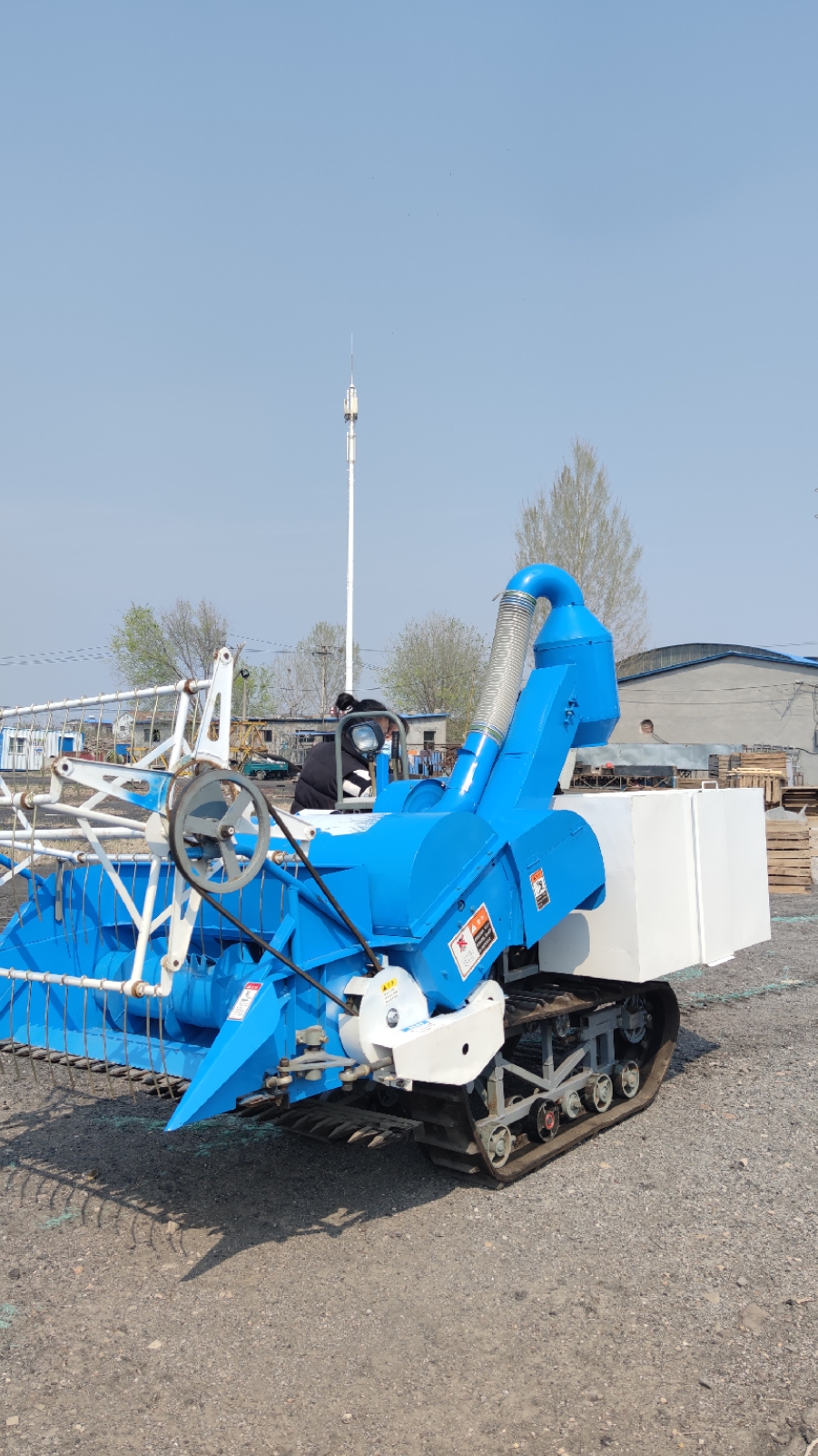 粮仓中型水稻小麦联合收割机