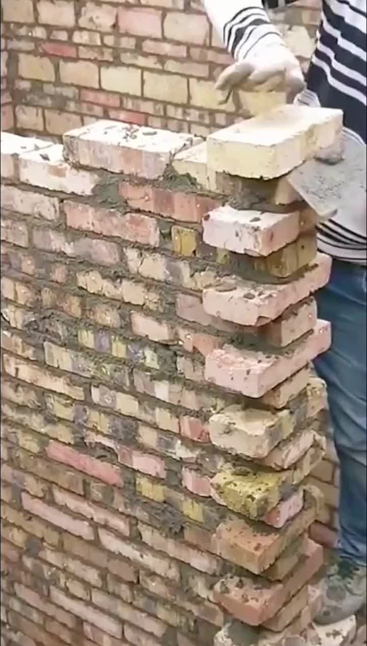 请来的瓦工师傅砌墙,用的丁字铺砖手法