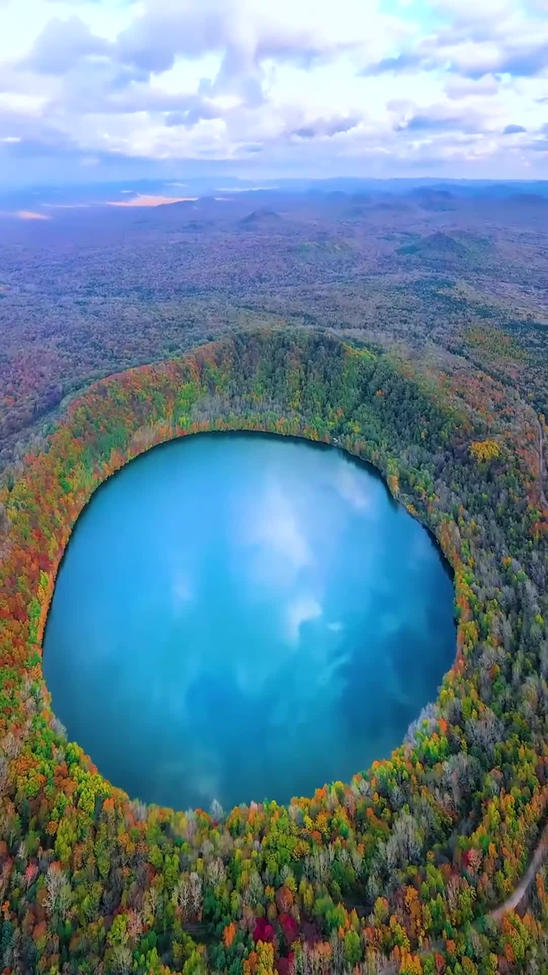 这就是人间的地球之眼,大自然的"月亮天池",这一幕太惊艳了