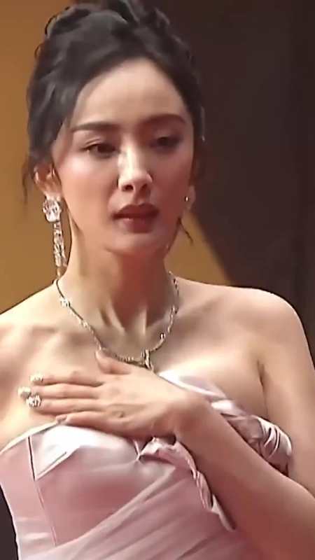 郭敬明当众扯杨幂裙子,杨幂明显不高兴,郭敬明也太放肆了吧!
