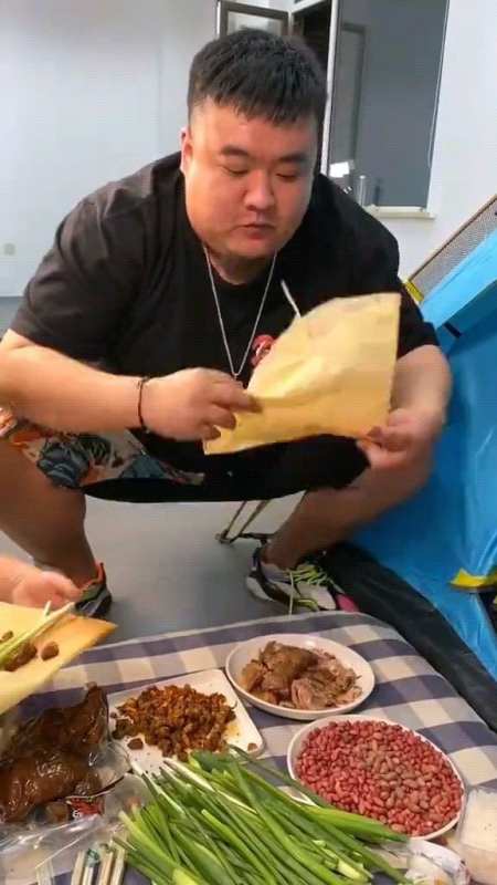 吃饭这件事,还是大家一起抢着吃比较香