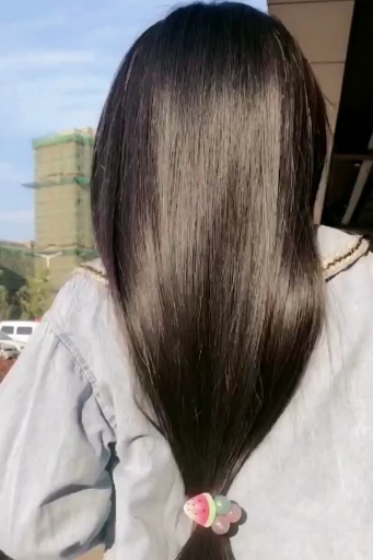 养发护发#女孩子拥有一头秀发真的很重要从小教侄女养发,头发丝丝顺