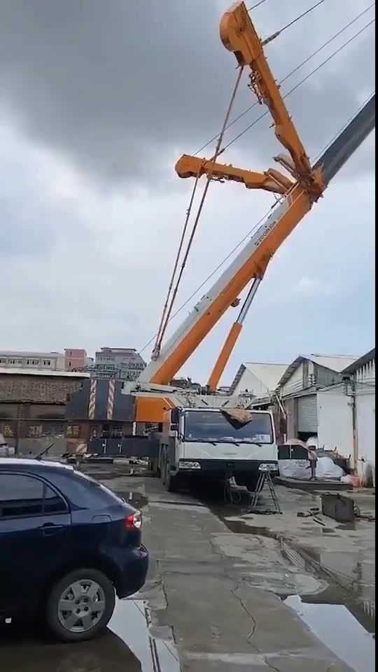 搞笑段子#这大吊车真是带劲,光前臂张开就80多米,一看就够狠!
