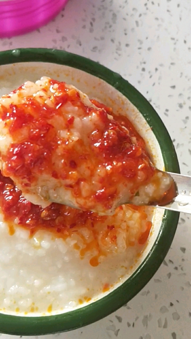 舌尖上的旅行#自己做的辣椒酱,配上小粥粥,真好!