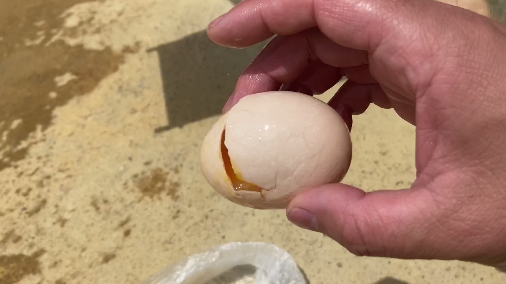 自驾游买的鸡蛋碎了一地,小伙觉得可惜继续吃,臭了吗