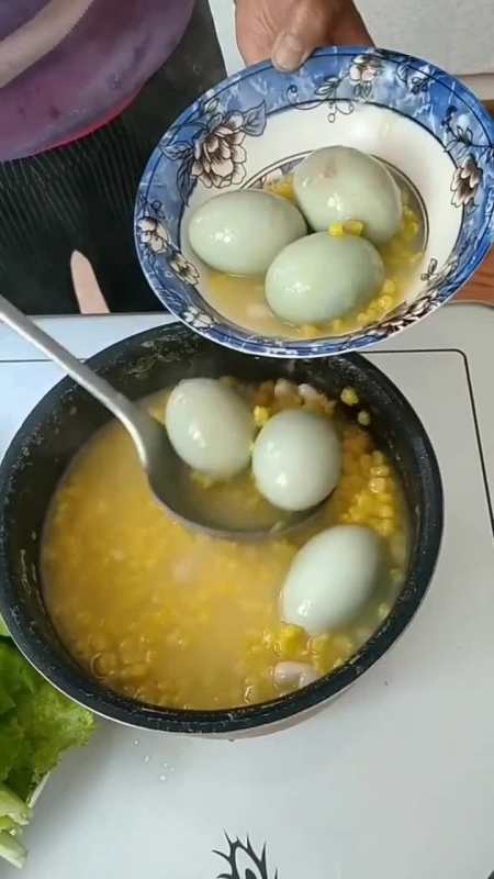 大碴粥咸鸭蛋是这样做出来的!