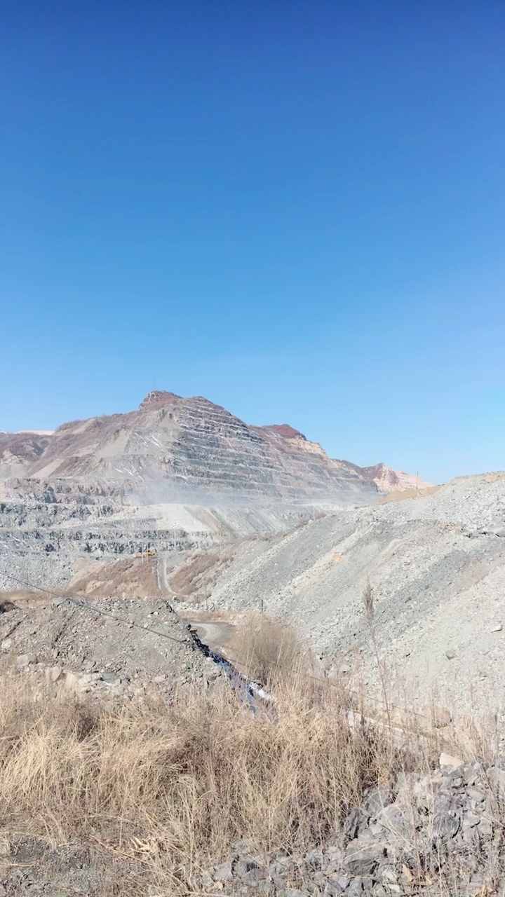 本钢南芬露天矿,经过60年的开采,成了现在金字塔形状.