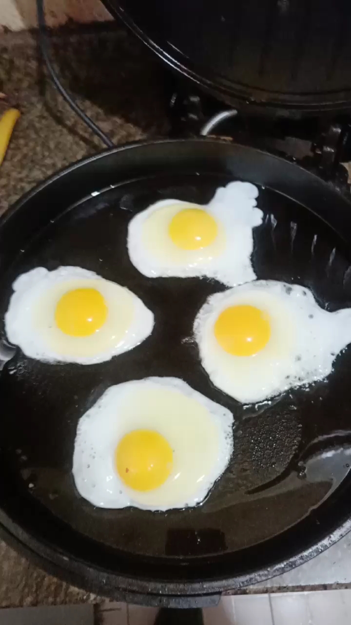 电饼档里做荷包蛋一次能煎好几个.而且还不容易烂,适合初学者