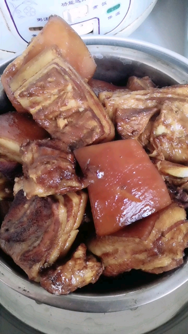 刚出锅的自制卤肉