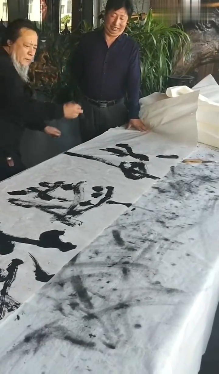 刘伯良大师书法艺术美,书法行为美,率性而做!-度小视