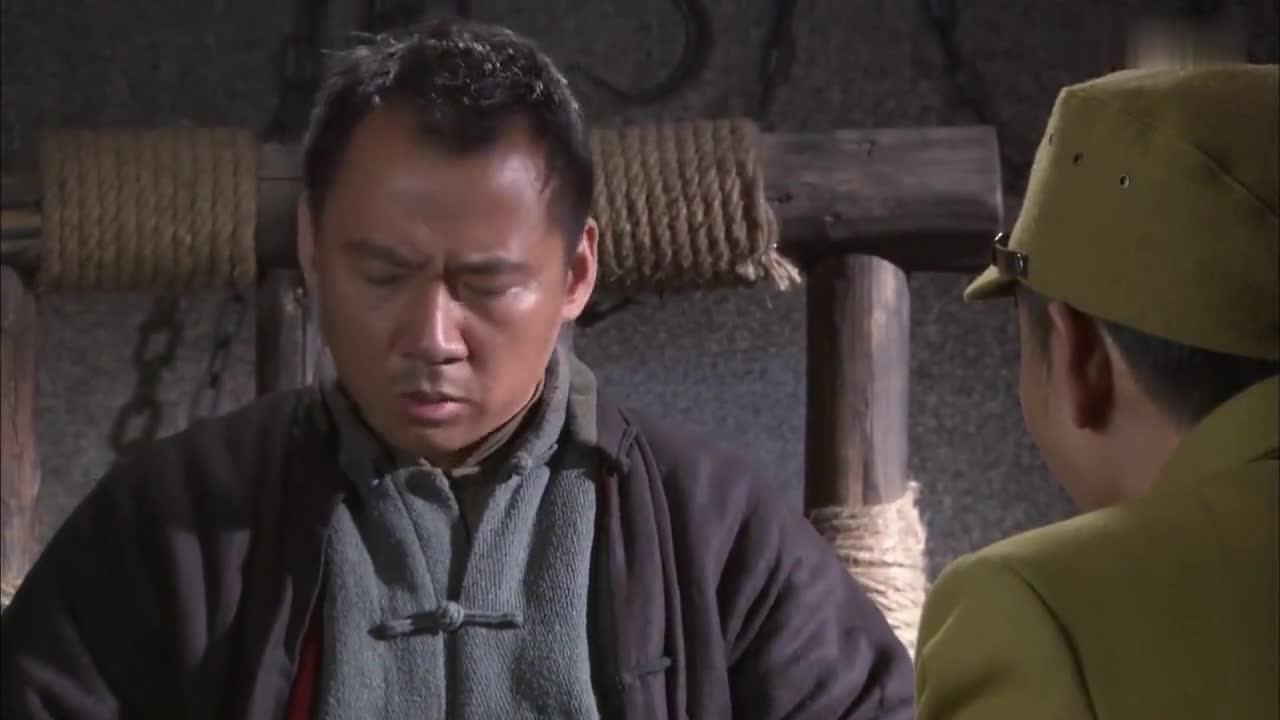 铁血战狼:大佐虽然对土匪的话半信半疑,但还是派人把汉奸抓起来