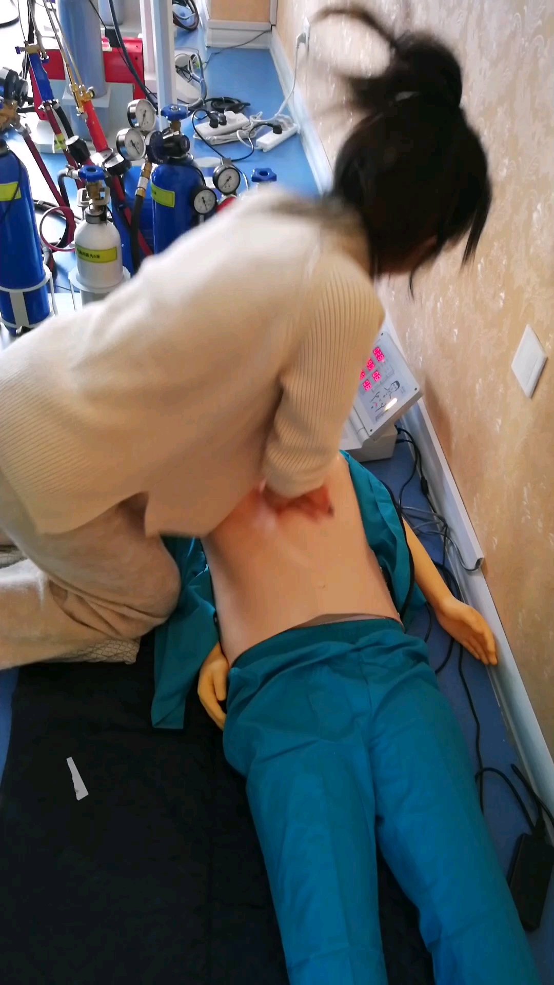 心肺复苏,模拟急救,美女给力