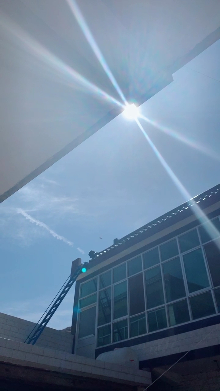 阳光很好,很刺眼.