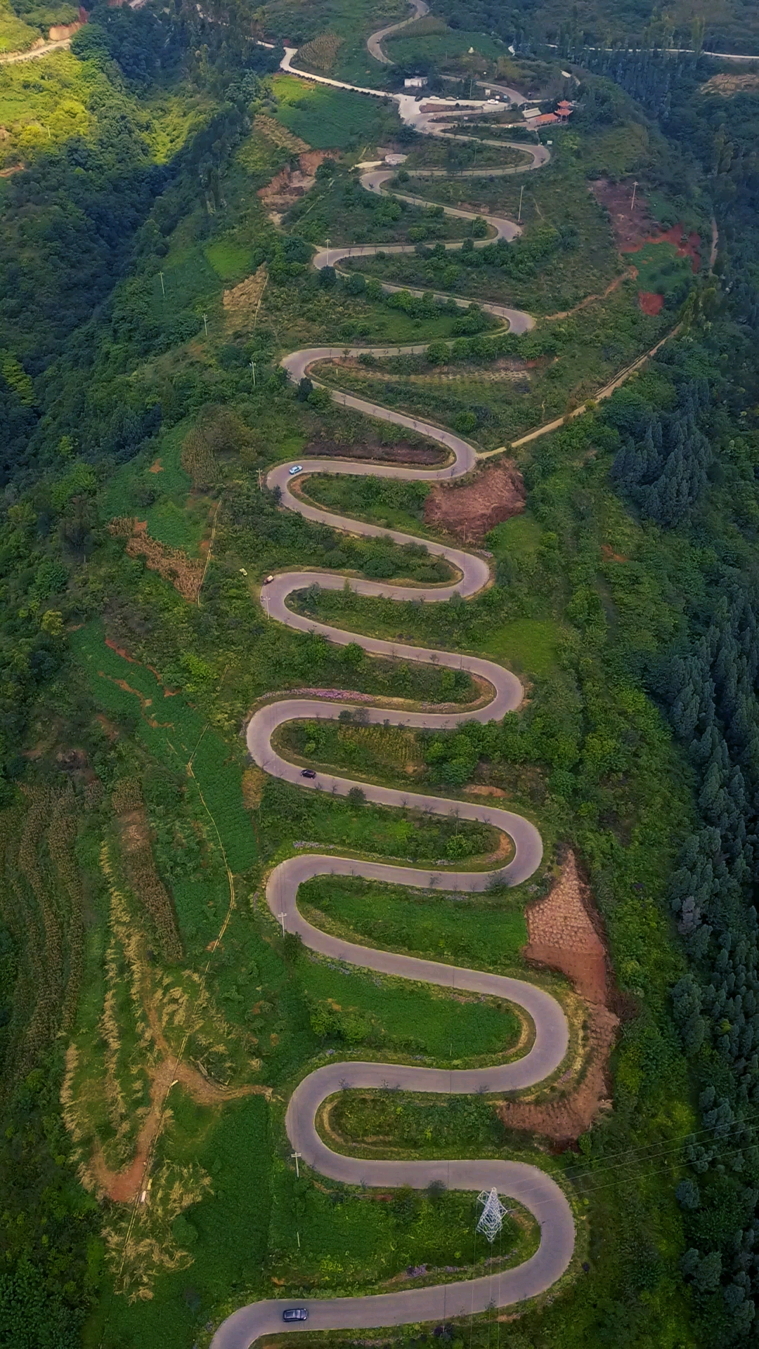 云南宜良68道拐,本想修一条路方便车辆出山,结果修成了世界公路奇观.