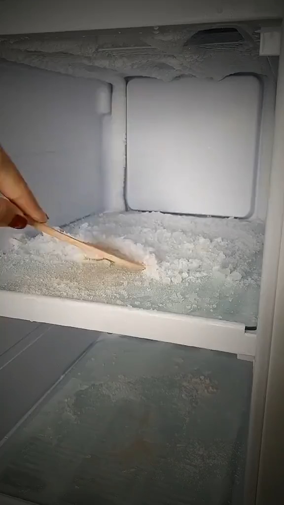 家里的冰箱结冰有积水是因为排水孔堵了试试这个冰箱疏通器