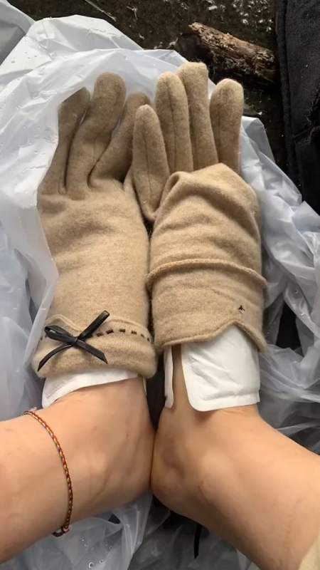 搞笑视频#鞋和袜子都被雪泡的湿的流了,冻的我脚也失去知觉了