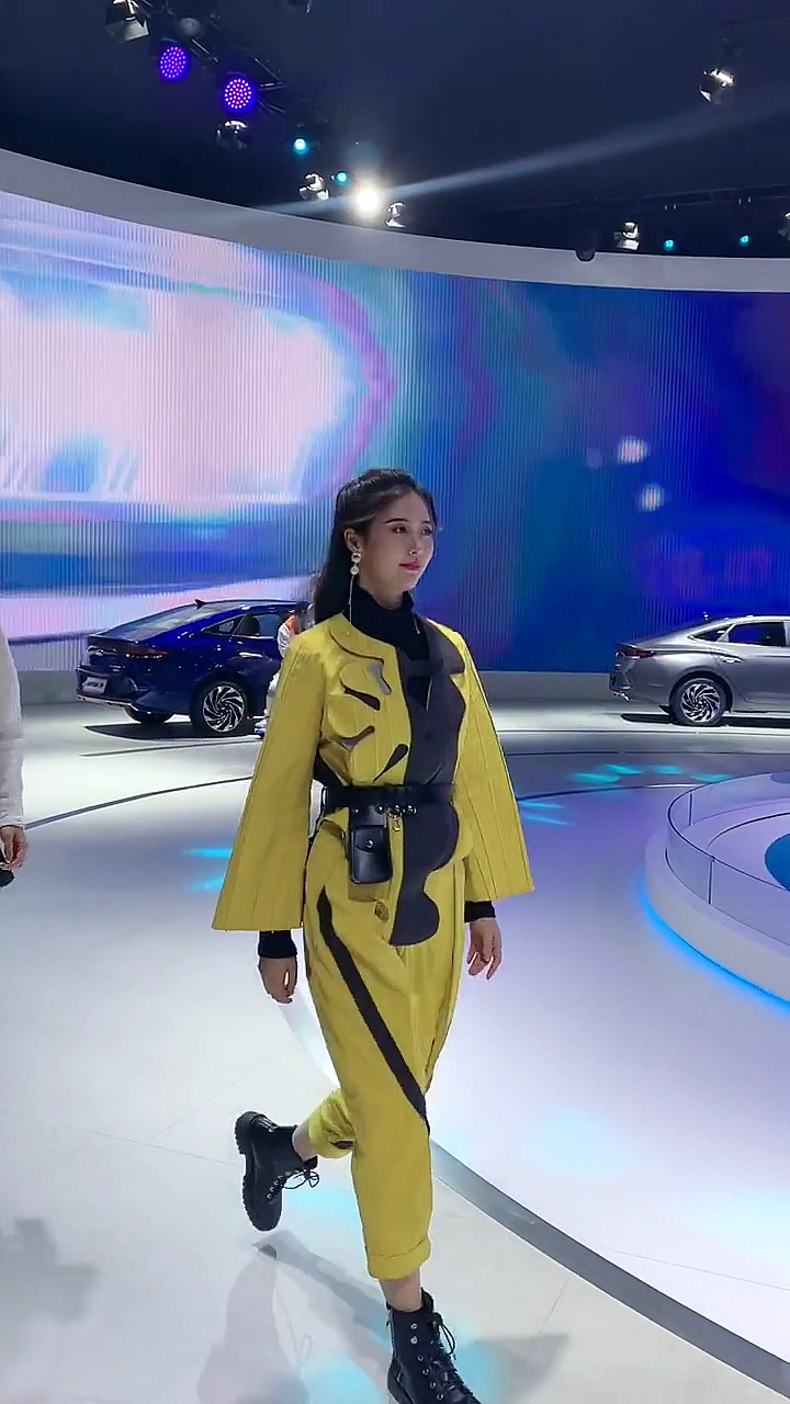 大二女学生兼职模特走路带风