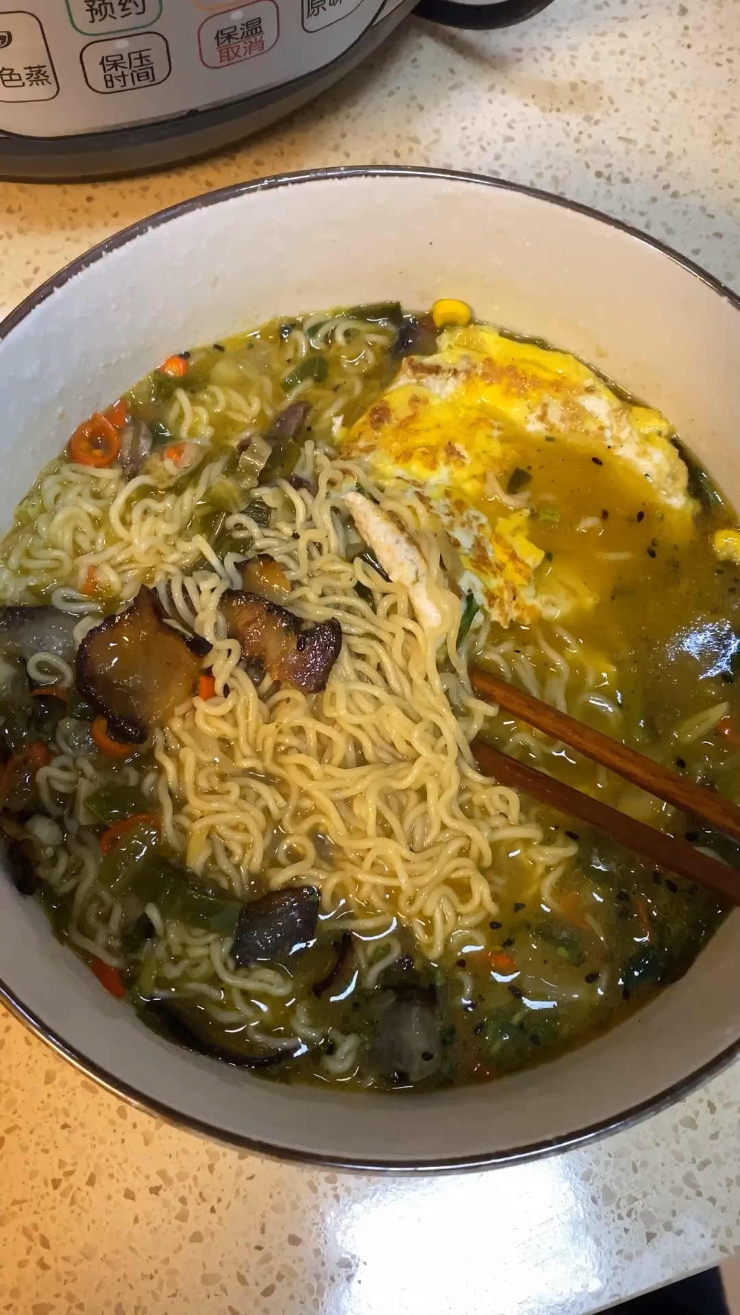 啥家庭呀,吃个泡面还能加肉加蛋!