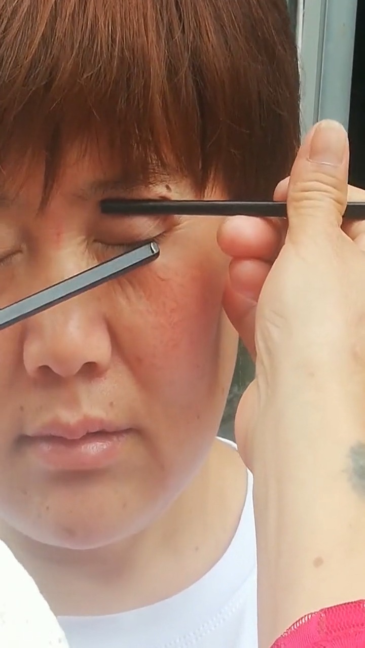 一双筷子的"魔力",竟然能从眼睛里拨出这种东西