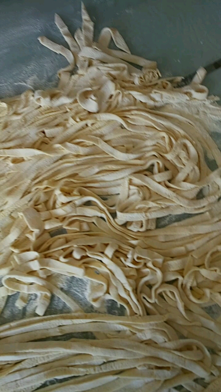 手工切面,有没有人跟我一样喜欢吃宽的切面啊