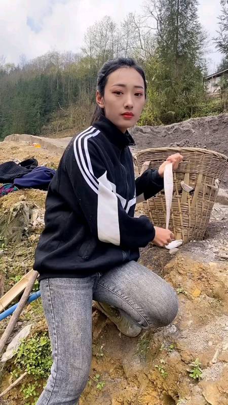 地道的农村女儿,出生贫寒,性格文静,不羡慕,不攀比没文化没才艺,只有