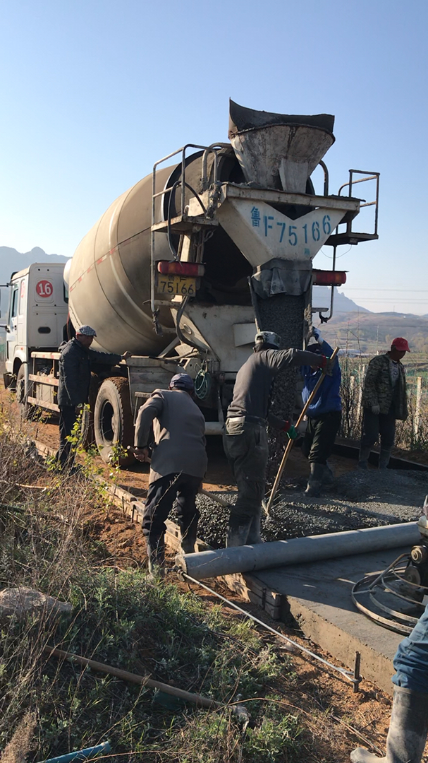 #乡村生活#老当益壮,山间修路的都是老年人