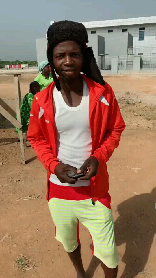 奇装异服的非洲小伙