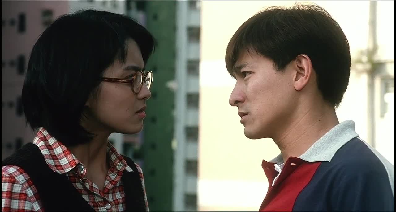 烈火战车:经典飙车片段,嘉乐骑摩托载着阿祖,在大货车之间穿梭