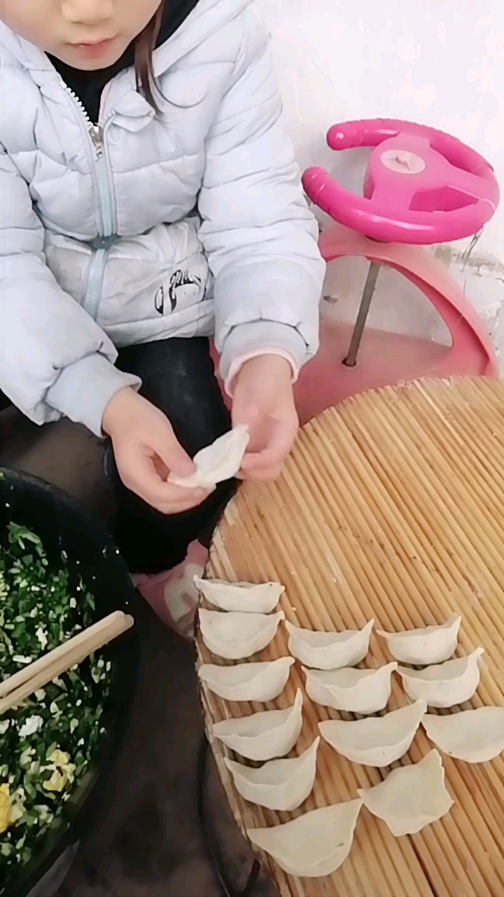 女儿包饺子呢
