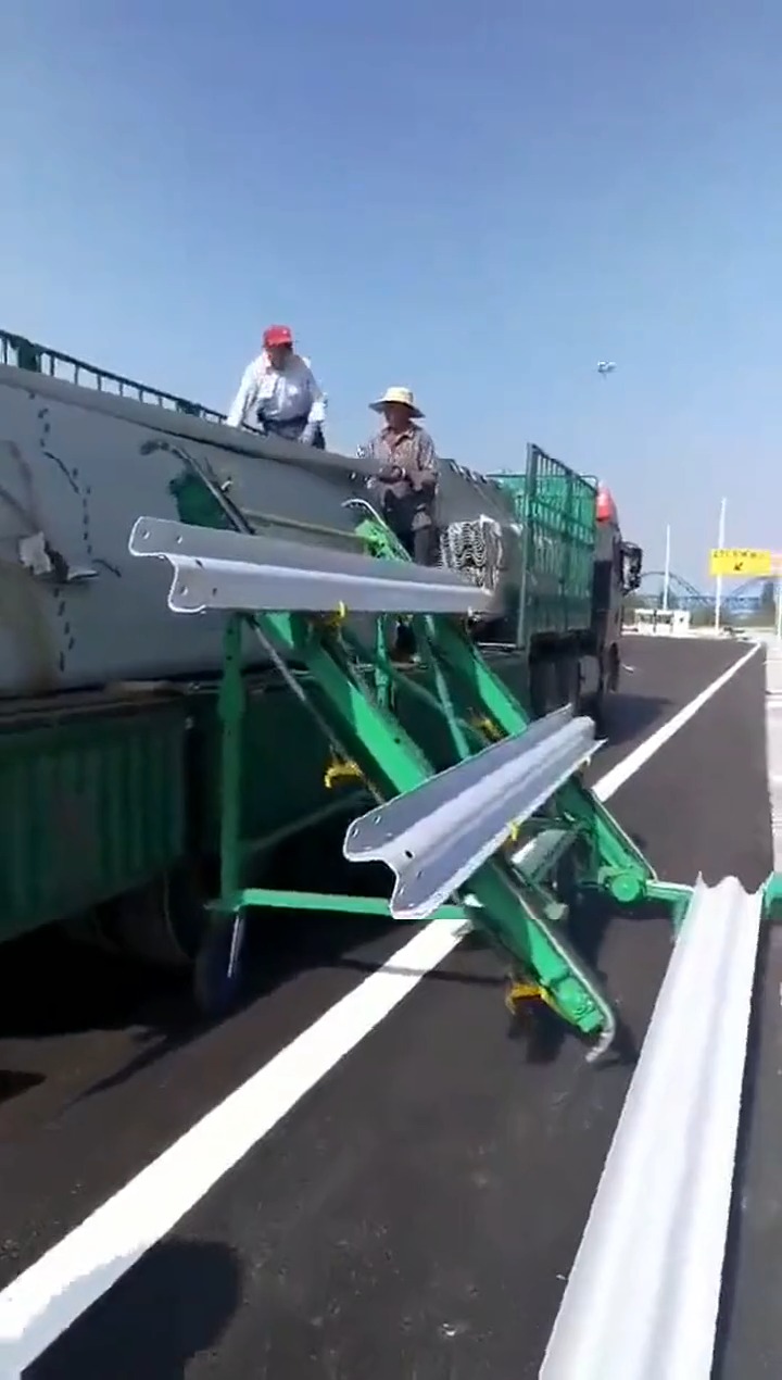 公司研发的卸车神器,省工省力又安全!