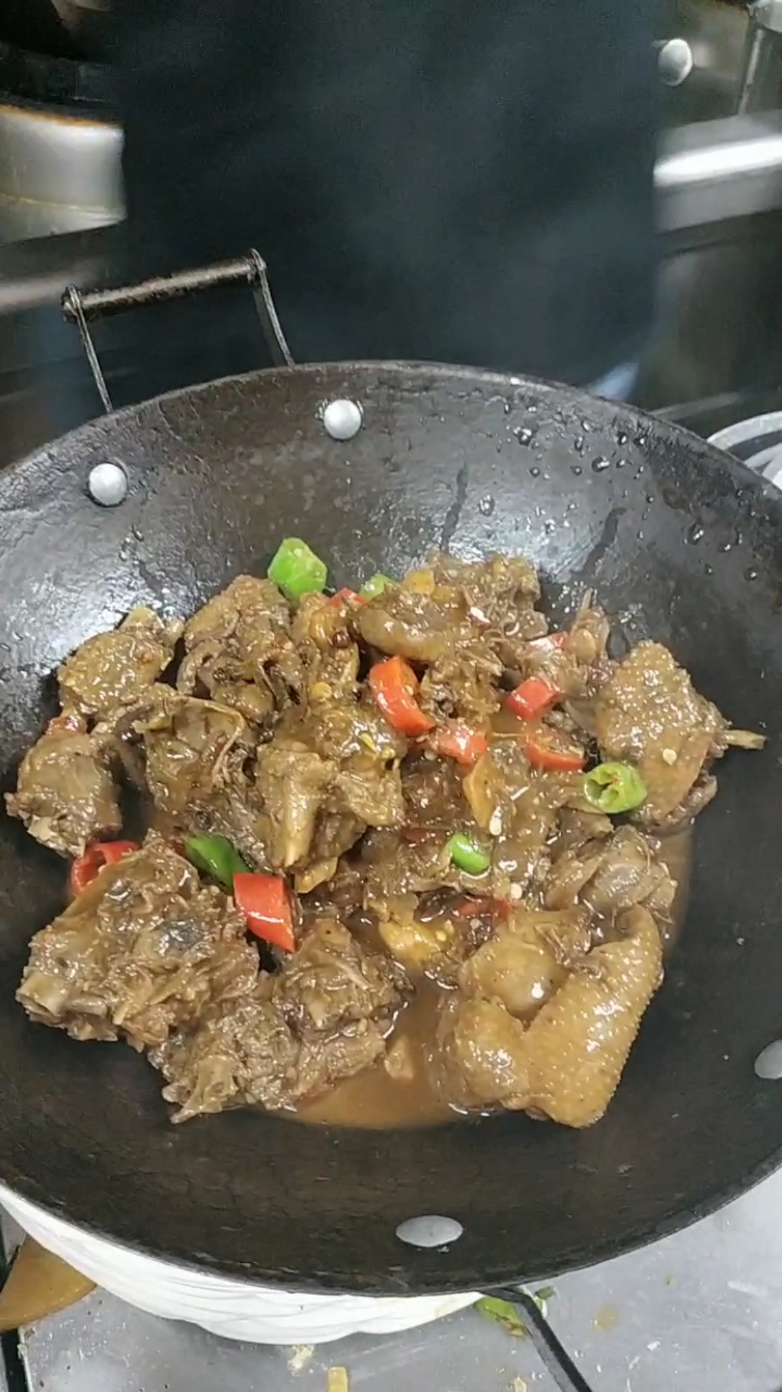 八年老师傅做的"铁锅炖鹅"能打几分,做厨房不易,路过点赞都发财!