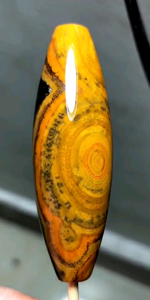 红眼鸡油黄经文天珠,背面蓝玉髓象形图腾,尺寸5.6×1.8(精品蒙天珠)