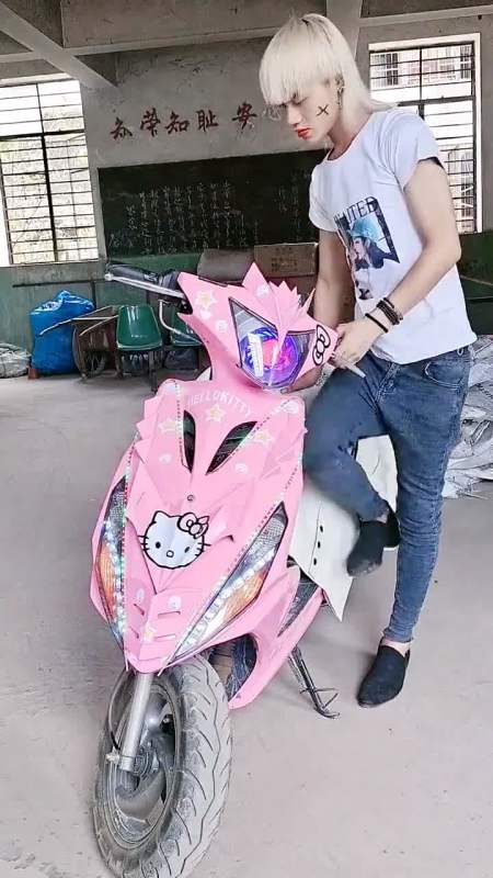 宝,一起去兜风吧,谁不想要一个粉红色的鬼火摩托车呢-度小视