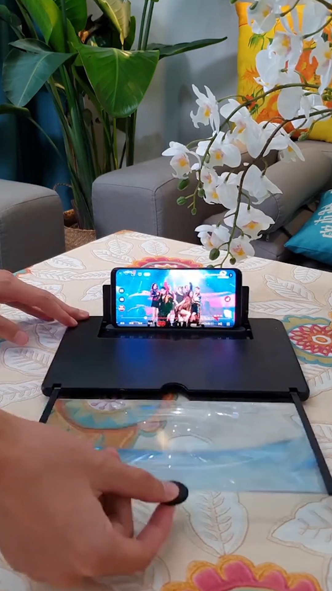 我要上热门#用手机追剧不要再离那么近了哇,你的眼睛要哭了.