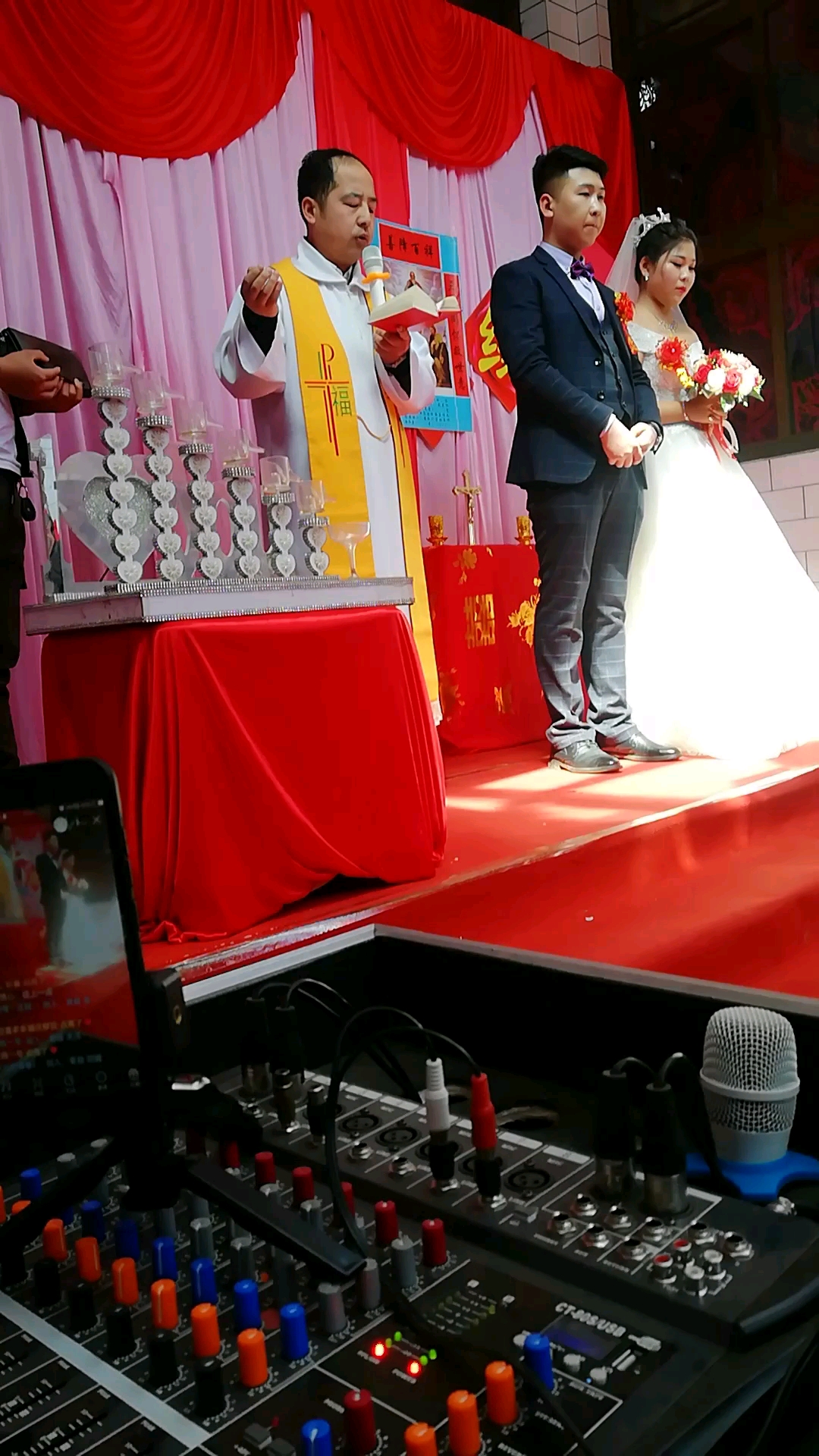 婚礼上,神父为一对新人祈福.