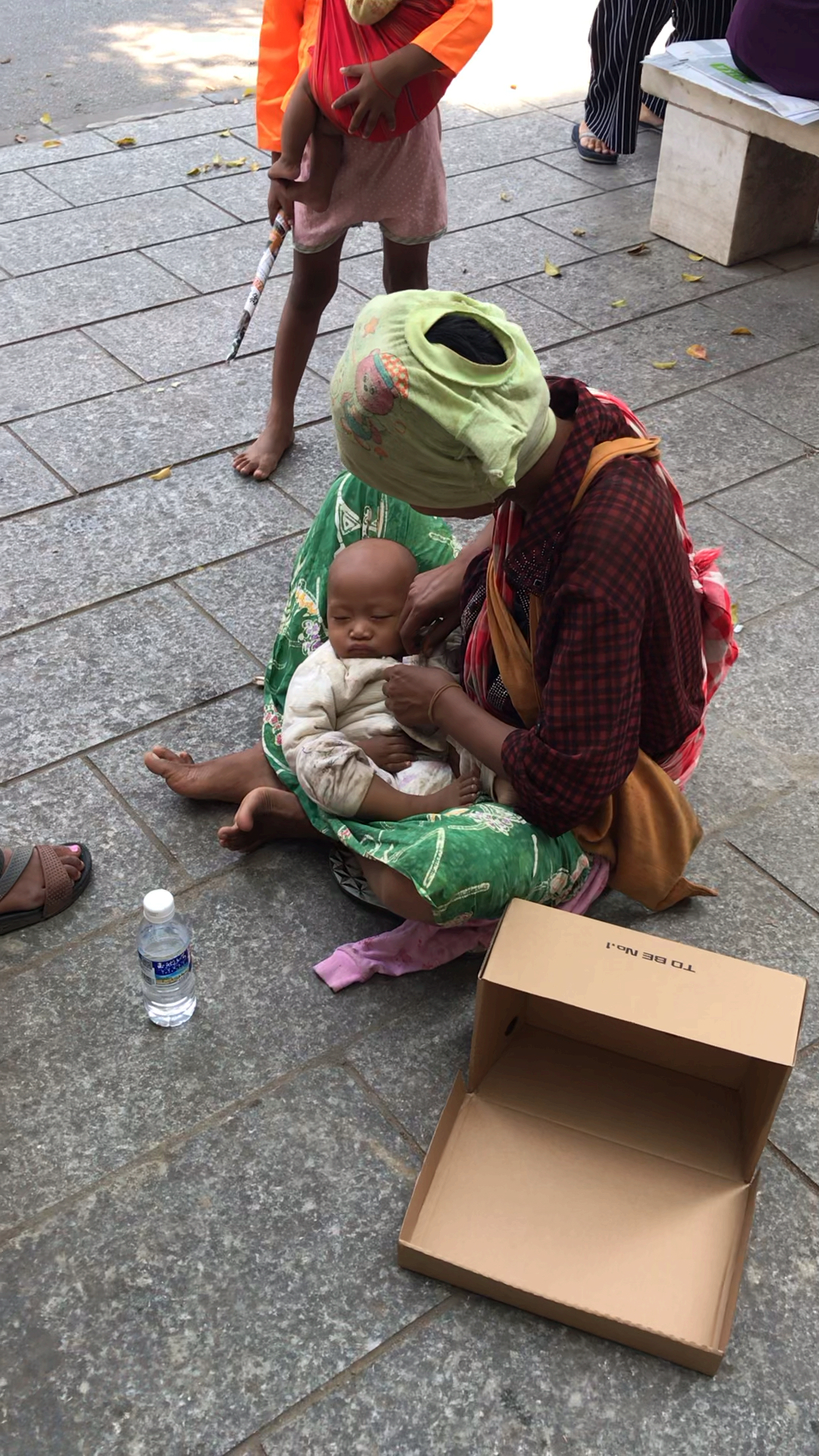 缅甸小孩生病了,美女主播凤妹给他们买了药品.她们很感动.