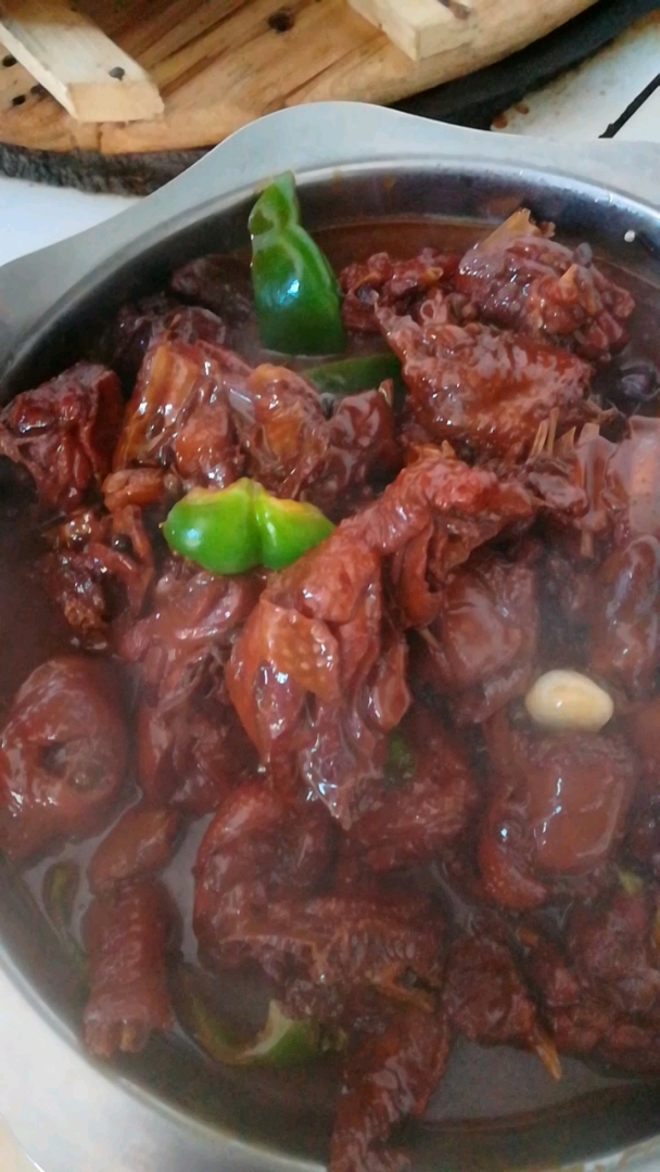 传承二十年只做两道菜,铁锅炖红玉公鸡,铁锅炖鮥鱼!