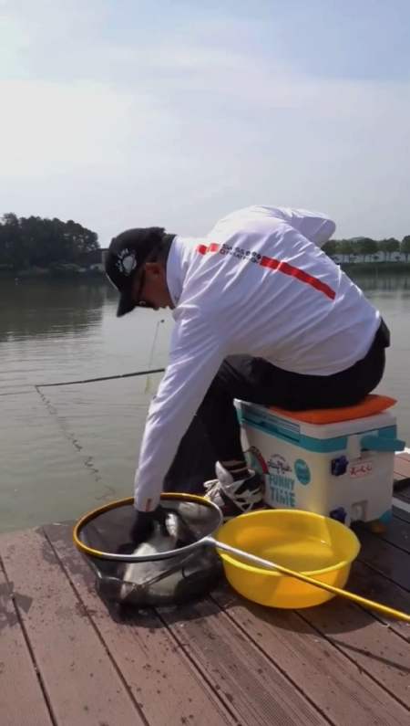 老板看我钓嗨了,有点不放心,过来监督一下